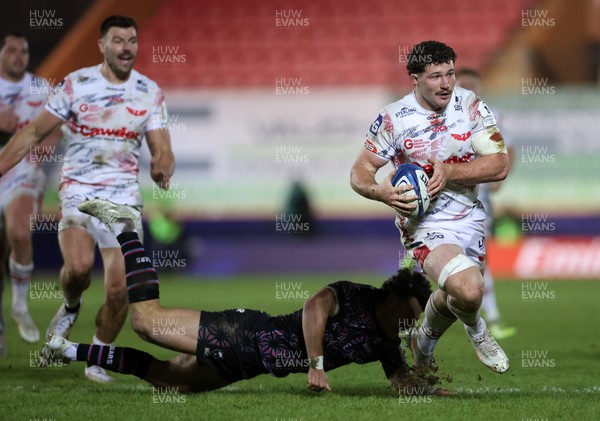 061225 - Scarlets v Bristol Bears - Investec European Champions Cup - Fletcher Anderson of Scarlets is tackled by Tom Jordan of Bristol Bears 