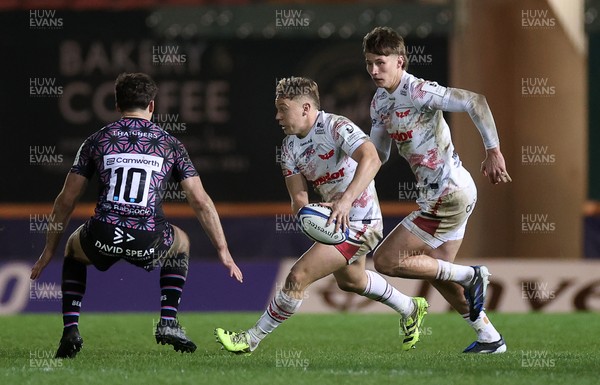 061225 - Scarlets v Bristol Bears - Investec European Champions Cup - Sam Costelow and Ellis Mee of Scarlets 