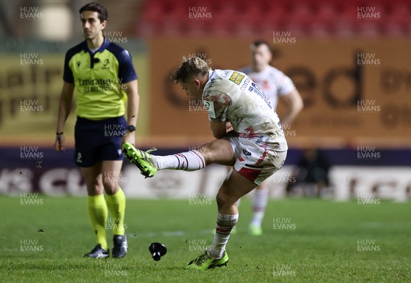 061225 - Scarlets v Bristol Bears - Investec European Champions Cup - Sam Costelow of Scarlets kicks a penalty