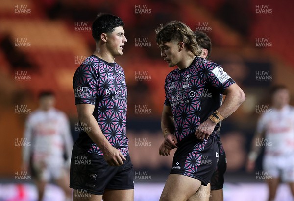 061225 - Scarlets v Bristol Bears - Investec European Champions Cup - Louis Rees-Zammit and Aidan Boshoff of Bristol Bears 
