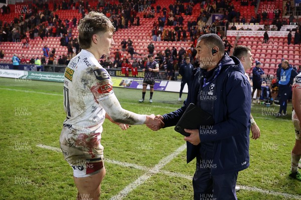 061225 - Scarlets v Bristol Bears - Investec European Champions Cup - Ellis Mee of Scarlets and Bristol Bears Head Coach Pat Lam at full time
