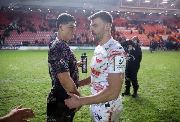 061225 - Scarlets v Bristol Bears - Investec European Champions Cup - Louis Rees-Zammit of Bristol Bears and Johnny Williams of Scarlets at full time