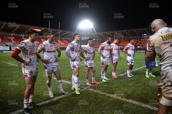 061225 - Scarlets v Bristol Bears - Investec European Champions Cup - Dejected Scarlets at full time