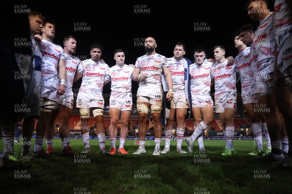 061225 - Scarlets v Bristol Bears - Investec European Champions Cup - Josh Macleod of Scarlets speaks in the team huddle at full time