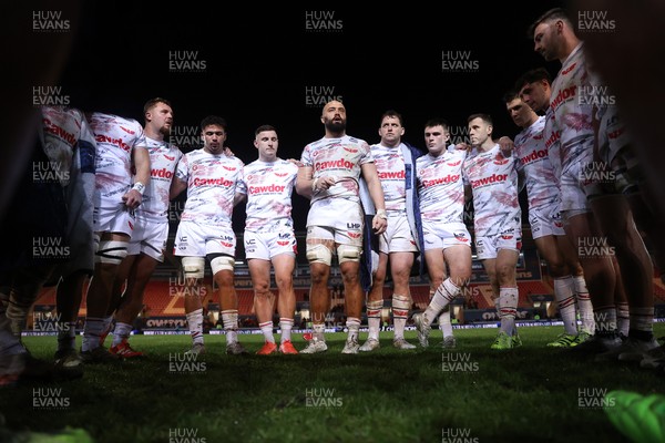 061225 - Scarlets v Bristol Bears - Investec European Champions Cup - Josh Macleod of Scarlets speaks in the team huddle at full time