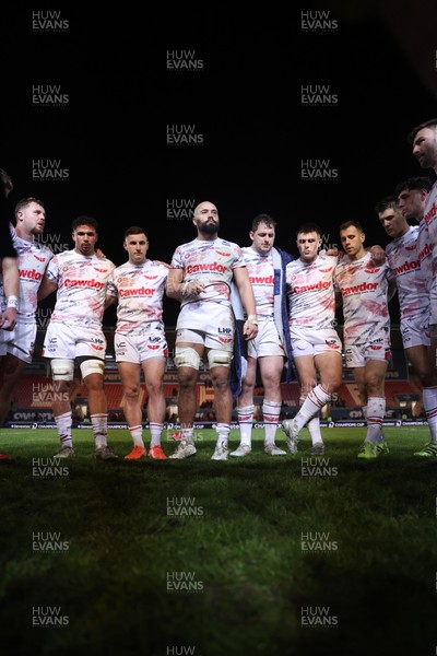 061225 - Scarlets v Bristol Bears - Investec European Champions Cup - Josh Macleod of Scarlets speaks in the team huddle at full time