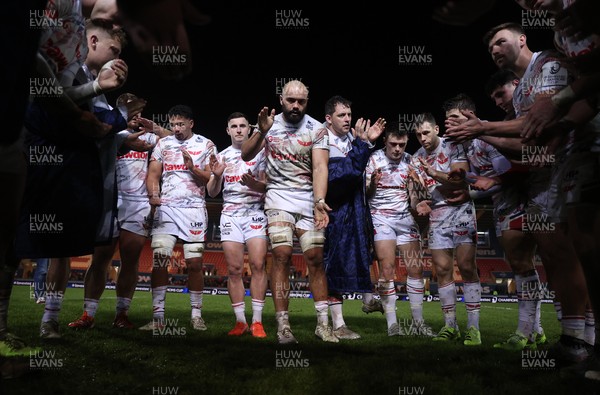 061225 - Scarlets v Bristol Bears - Investec European Champions Cup - Josh Macleod of Scarlets in the team huddle at full time