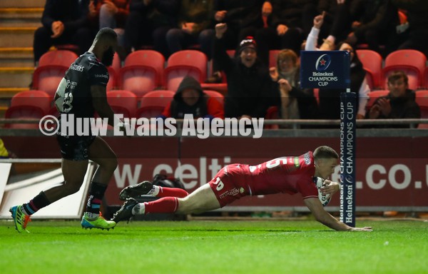 220122 - Scarlets v Bristol Bears, Heineken Champions Cup - Johnny McNicholl of Scarlets dives in to score try