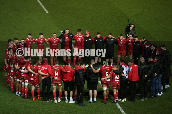 220122 - Scarlets v Bristol Bears, Heineken Champions Cup - The Scarlets huddle together at the end of the 21-52 loss to Bristol Bears