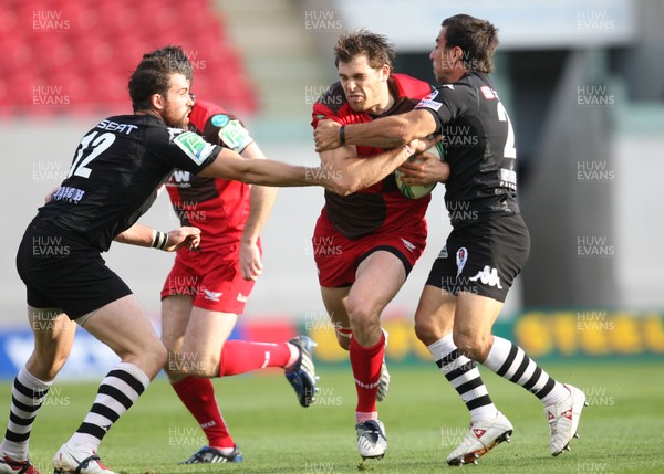 10.10.09 - Scarlets v Brive, Heineken Cup -  Scarlets' Sean Lamont  takes on Brive's Lachlan Mackay (left) and Luciano Orquera  