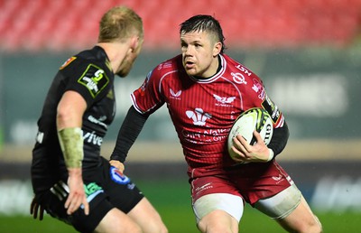 310323 - Scarlets v Brive - European Rugby Challenge Cup - Steff Evans of Scarlets gets into space