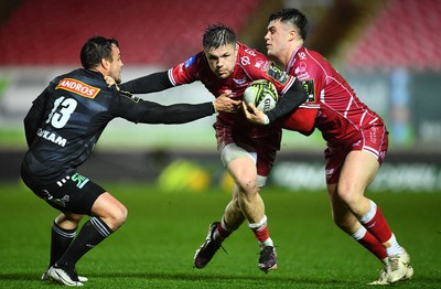 310323 - Scarlets v Brive - European Rugby Challenge Cup - Steff Evans of Scarlets takes on Nico Lee of Brive