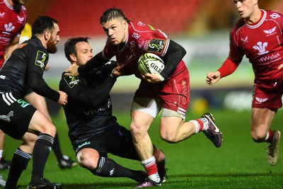 310323 - Scarlets v Brive - European Rugby Challenge Cup - Steff Evans of Scarlets takes on Nico Lee of Brive