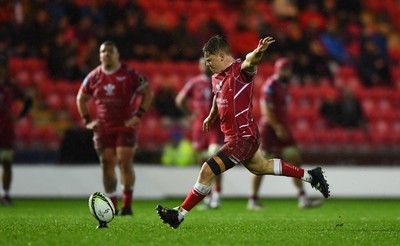 310323 - Scarlets v Brive - European Rugby Challenge Cup - Sam Costelow of Scarlets kicks a penalty