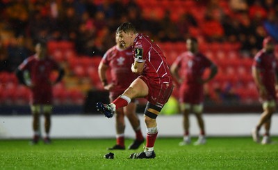 310323 - Scarlets v Brive - European Rugby Challenge Cup - Sam Costelow of Scarlets kicks a penalty