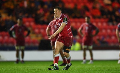 310323 - Scarlets v Brive - European Rugby Challenge Cup - Sam Costelow of Scarlets kicks a penalty