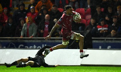 310323 - Scarlets v Brive - European Rugby Challenge Cup - Vaea Fifita of Scarlets breaks away to score try