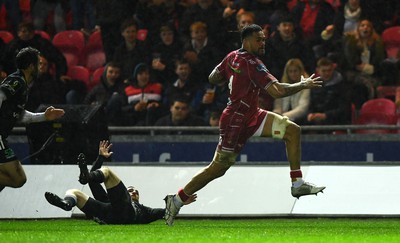 310323 - Scarlets v Brive - European Rugby Challenge Cup - Vaea Fifita of Scarlets breaks away to score try