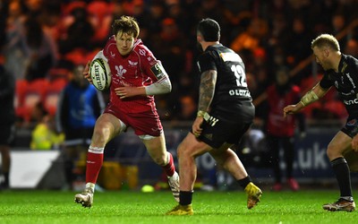 310323 - Scarlets v Brive - European Rugby Challenge Cup - Rhys Patchell of Scarlets gets into space