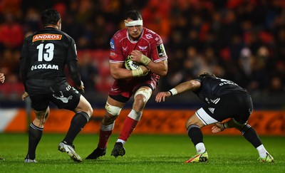 310323 - Scarlets v Brive - European Rugby Challenge Cup - Aaron Shingler of Scarlets looks for a gap