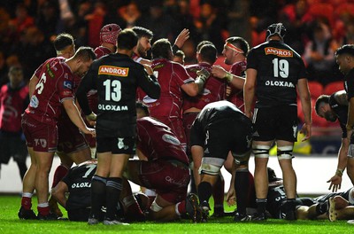 310323 - Scarlets v Brive - European Rugby Challenge Cup - Scarlets players celebrate Aaron Shingler of Scarlets try