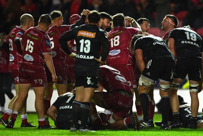 310323 - Scarlets v Brive - European Rugby Challenge Cup - Scarlets players celebrate Aaron Shingler of Scarlets try