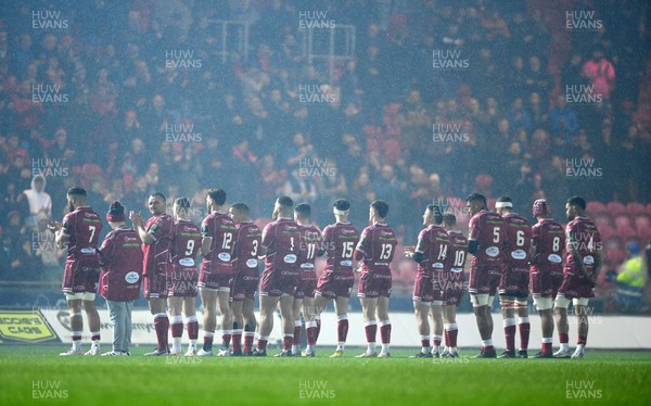 310323 - Scarlets v Brive - European Rugby Challenge Cup - Scarlets players during a moments applause in memory of former Cardiff Rugby Chairman Peter Thomas