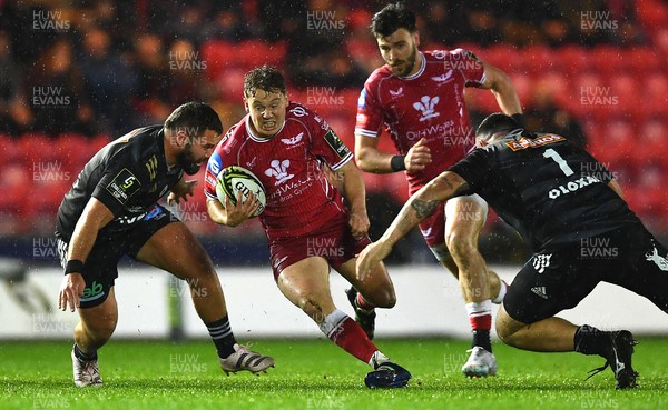 310323 - Scarlets v Brive - European Rugby Challenge Cup - Sam Costelow of Scarlets spots a gap