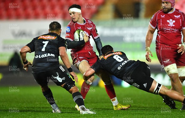 310323 - Scarlets v Brive - European Rugby Challenge Cup - Tom Rogers of Scarlets takes on Retief Marais of Brive
