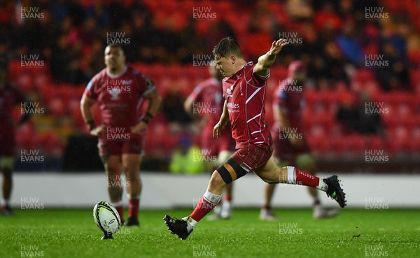310323 - Scarlets v Brive - European Rugby Challenge Cup - Sam Costelow of Scarlets kicks a penalty