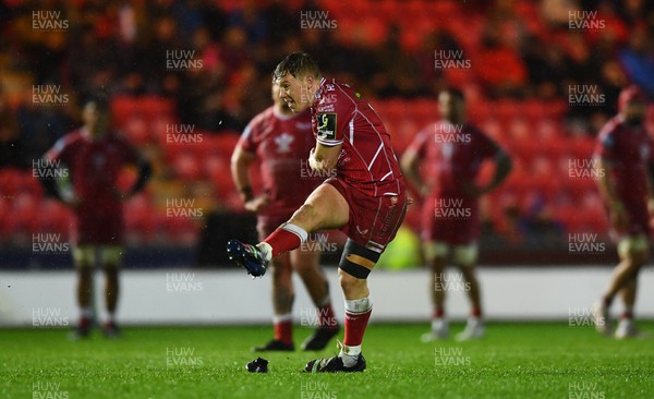 310323 - Scarlets v Brive - European Rugby Challenge Cup - Sam Costelow of Scarlets kicks a penalty