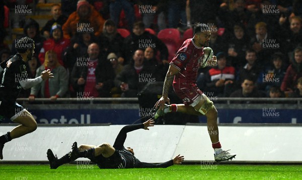 310323 - Scarlets v Brive - European Rugby Challenge Cup - Vaea Fifita of Scarlets breaks away to score try