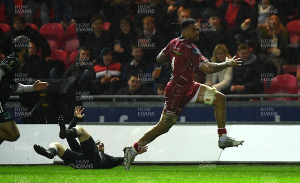 310323 - Scarlets v Brive - European Rugby Challenge Cup - Vaea Fifita of Scarlets breaks away to score try
