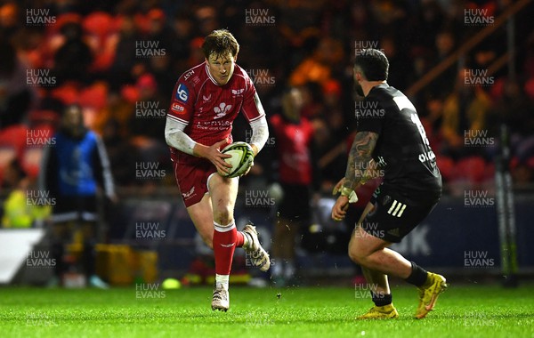 310323 - Scarlets v Brive - European Rugby Challenge Cup - Rhys Patchell of Scarlets gets into space