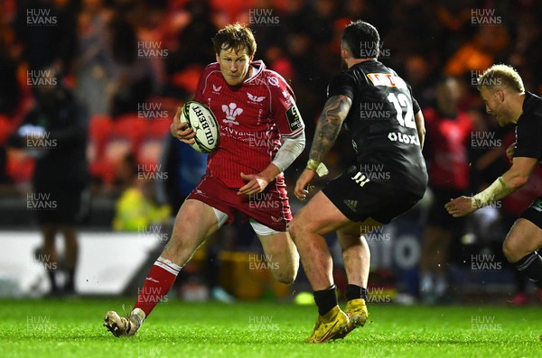 310323 - Scarlets v Brive - European Rugby Challenge Cup - Rhys Patchell of Scarlets gets into space