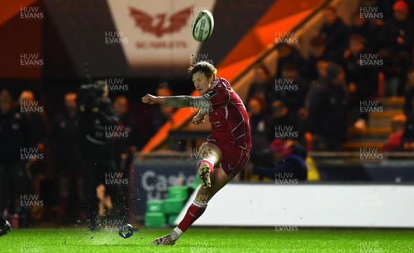 310323 - Scarlets v Brive - European Rugby Challenge Cup - Rhys Patchell of Scarlets kicks at goal