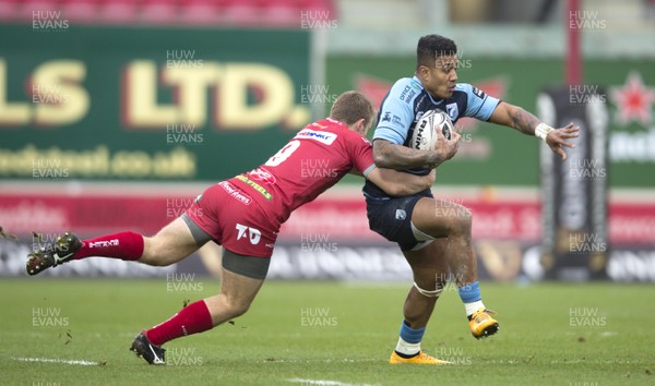 010117 - Scarlets v Cardiff Blues - Guinness PRO12 - Rey Lee-Lo of Cardiff Blues takes on Jonathan Evans of Scarlets by Ben Evans/Huw Evans Agency