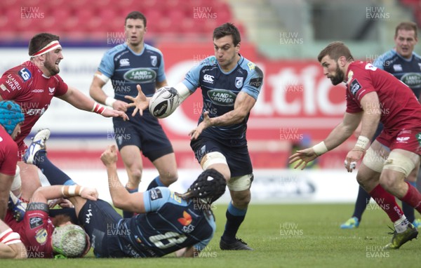 010117 - Scarlets v Cardiff Blues - Guinness PRO12 - Sam Warburton of Cardiff Blues takes lose ball by Ben Evans/Huw Evans Agency