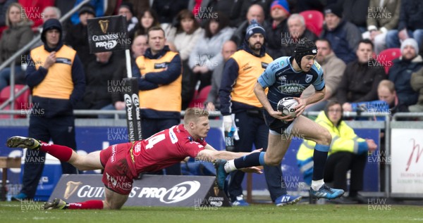 010117 - Scarlets v Cardiff Blues - Guinness PRO12 - Rhun Williams of Cardiff Blues beats tackle by Johnny Mcnicholl of Scarlets by Ben Evans/Huw Evans Agency