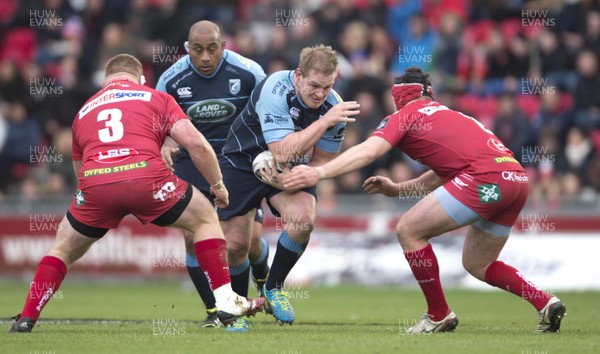 010117 - Scarlets v Cardiff Blues - Guinness PRO12 - Rhys Gill of Cardiff Blues takes on Ryan Elias of Scarlets by Ben Evans/Huw Evans Agency