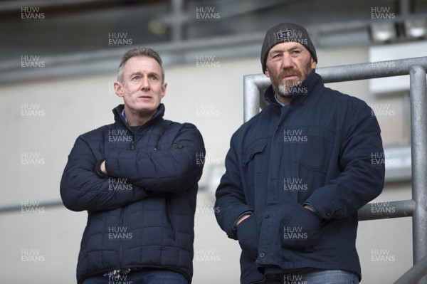 010117 - Scarlets v Cardiff Blues - Guinness PRO12 - Rob Howley and Robin McBryde look on by Ben Evans/Huw Evans Agency