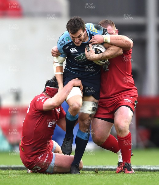 010117 - Scarlets v Cardiff Blues - Guinness PRO12 - Sam Warburton of Cardiff Blues is tackled by Ryan Elias and Samson lee of Scarlets by Ben Evans/Huw Evans Agency