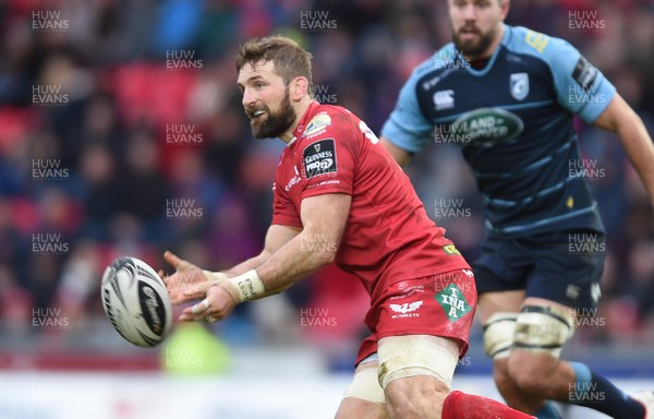 010117 - Scarlets v Cardiff Blues - Guinness PRO12 - John Barclay of Scarlets gets the ball away by Ben Evans/Huw Evans Agency