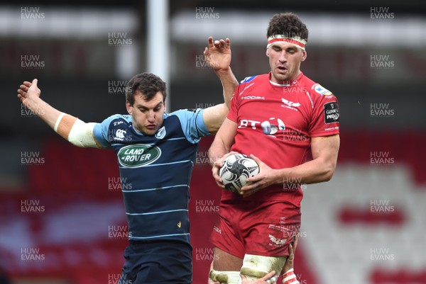 010117 - Scarlets v Cardiff Blues - Guinness PRO12 - Lewis Rawlins of Scarlets beats Sam Warburton of Cardiff Blues to high ball by Ben Evans/Huw Evans Agency