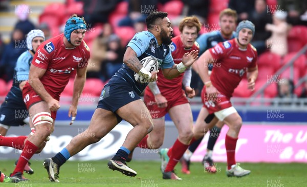 010117 - Scarlets v Cardiff Blues - Guinness PRO12 - Willis Halaholo of Cardiff Blues gets into space by Ben Evans/Huw Evans Agency