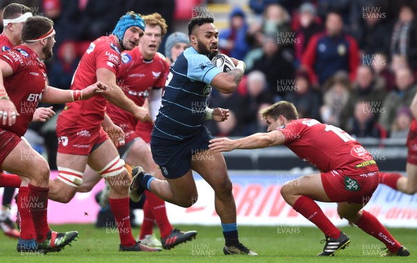 010117 - Scarlets v Cardiff Blues - Guinness PRO12 - Willis Halaholo of Cardiff Blues takes on Aled Thomas of Scarlets by Ben Evans/Huw Evans Agency