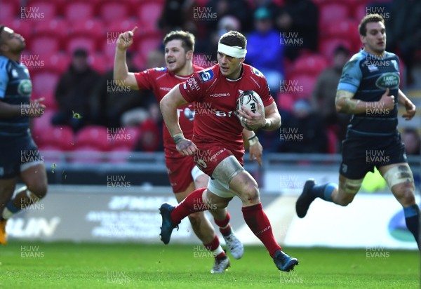 010117 - Scarlets v Cardiff Blues - Guinness PRO12 - Scott Williams of Scarlets runs in to score try by Ben Evans/Huw Evans Agency