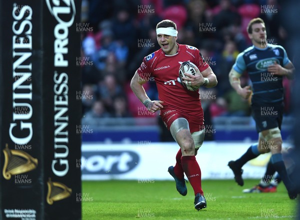 010117 - Scarlets v Cardiff Blues - Guinness PRO12 - Scott Williams of Scarlets runs in to score try by Ben Evans/Huw Evans Agency