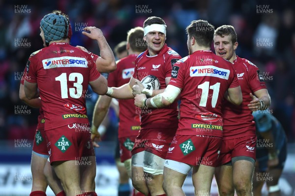 010117 - Scarlets v Cardiff Blues - Guinness PRO12 - Scott Williams of Scarlets celebrates his try with team mates by Ben Evans/Huw Evans Agency