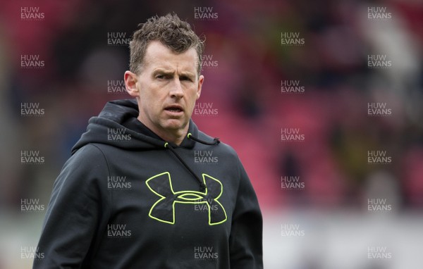 010117 - Scarlets v Cardiff Blues - Guinness PRO12 - Referee Nigel Owens by Ben Evans/Huw Evans Agency